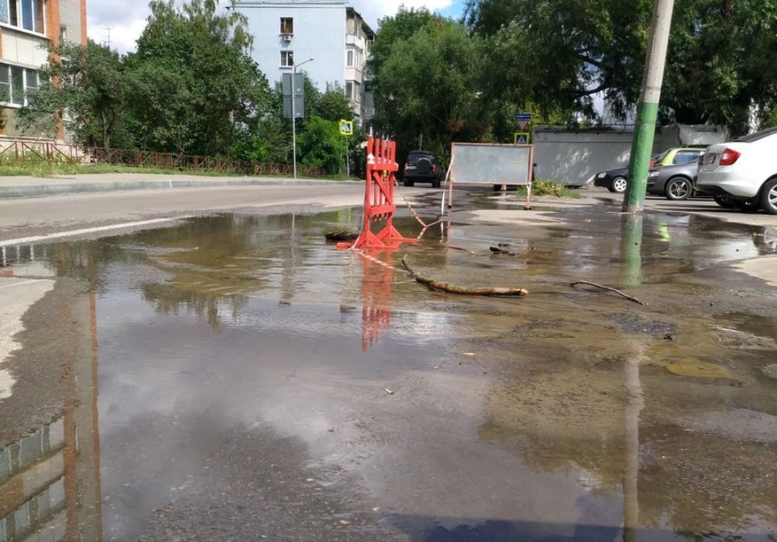 В Пензе жильцы дома смотрят, как по улице утекают их деньги