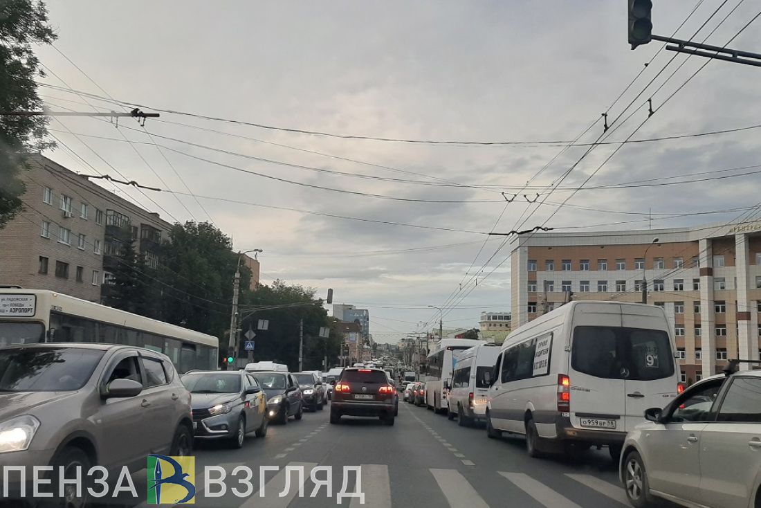 Из-за тройного ДТП в центре Пензы собралась большая пробка. Видео