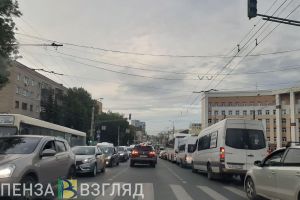 Из-за тройного ДТП в центре Пензы собралась большая пробка. Видео
