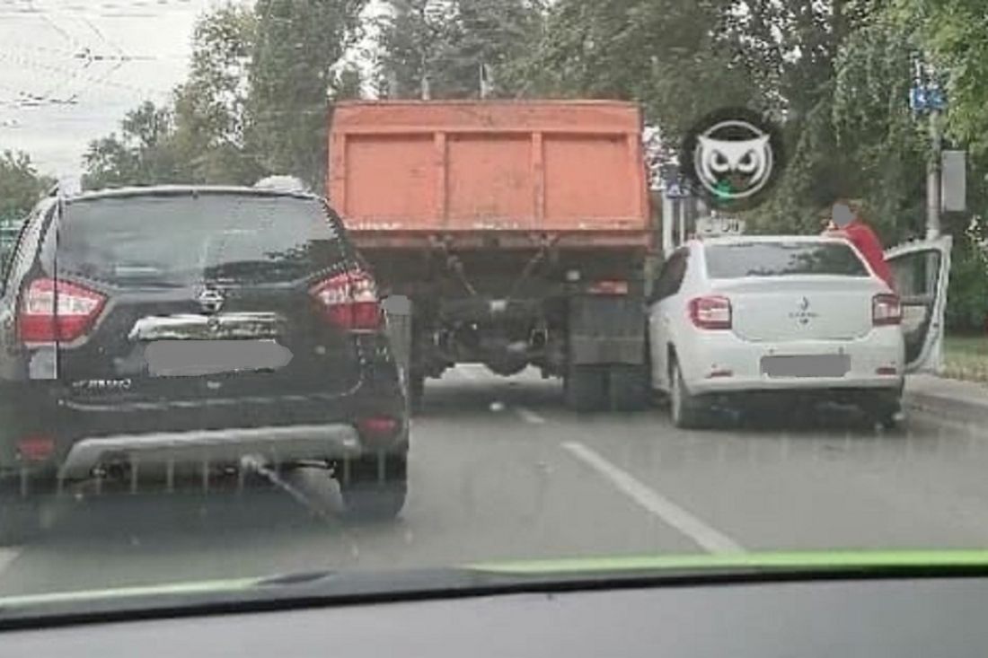 На дороге в Пензе грузовик прижал легковушку