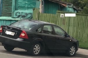 «Чей Форд?» В Пензе с парковки на проезжую часть укатилась машина