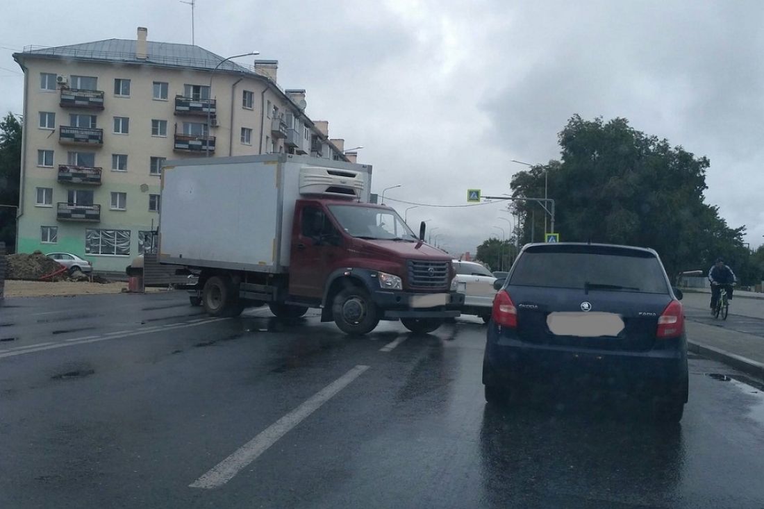 В центре Пензы после аварии поперек дороги встал грузовик