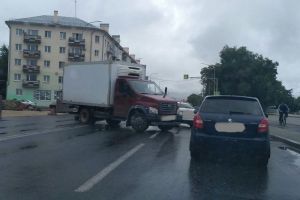 В центре Пензы после аварии поперек дороги встал грузовик