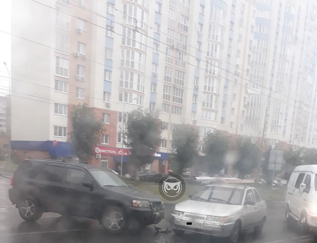 В Пензе на перекрестке на ул. Тернопольской не разъехались две машины