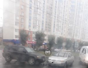 В Пензе на перекрестке на ул. Тернопольской не разъехались две машины