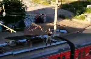 В Пензе зацепер прокатился на поезде, держась рукой за токоприемник