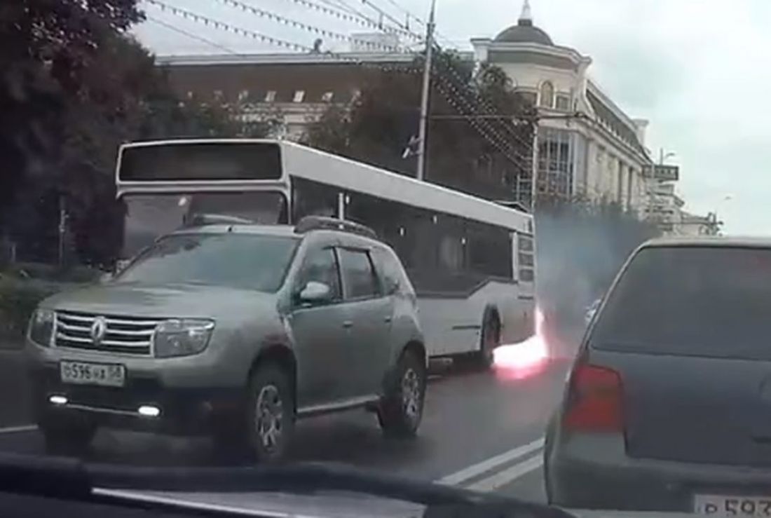 В сети появилось видео с горящим автобусом в центре Пензы