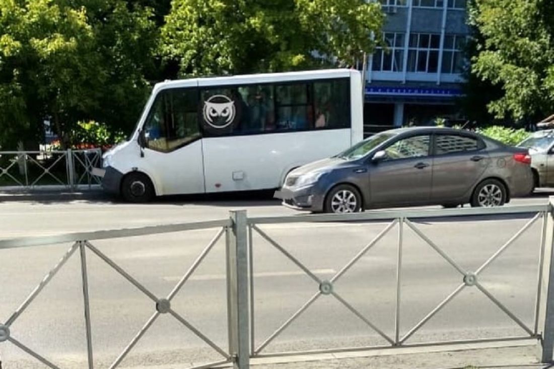 В Пензе маршрутка врезалась в дорожное ограждение