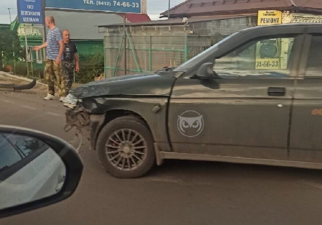В Бессоновке машине в ДТП раскрошило переднюю часть