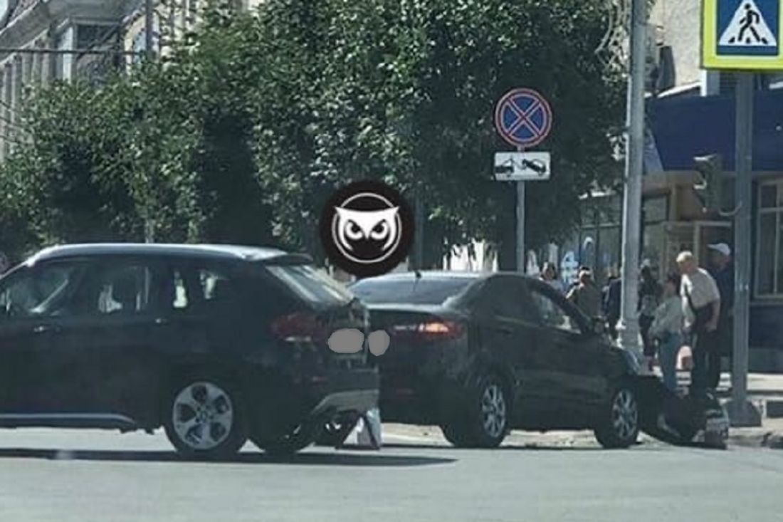 Возле пензенского ЦУМа иномарка осталась без бампера