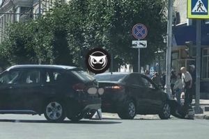 Возле пензенского ЦУМа иномарка осталась без бампера