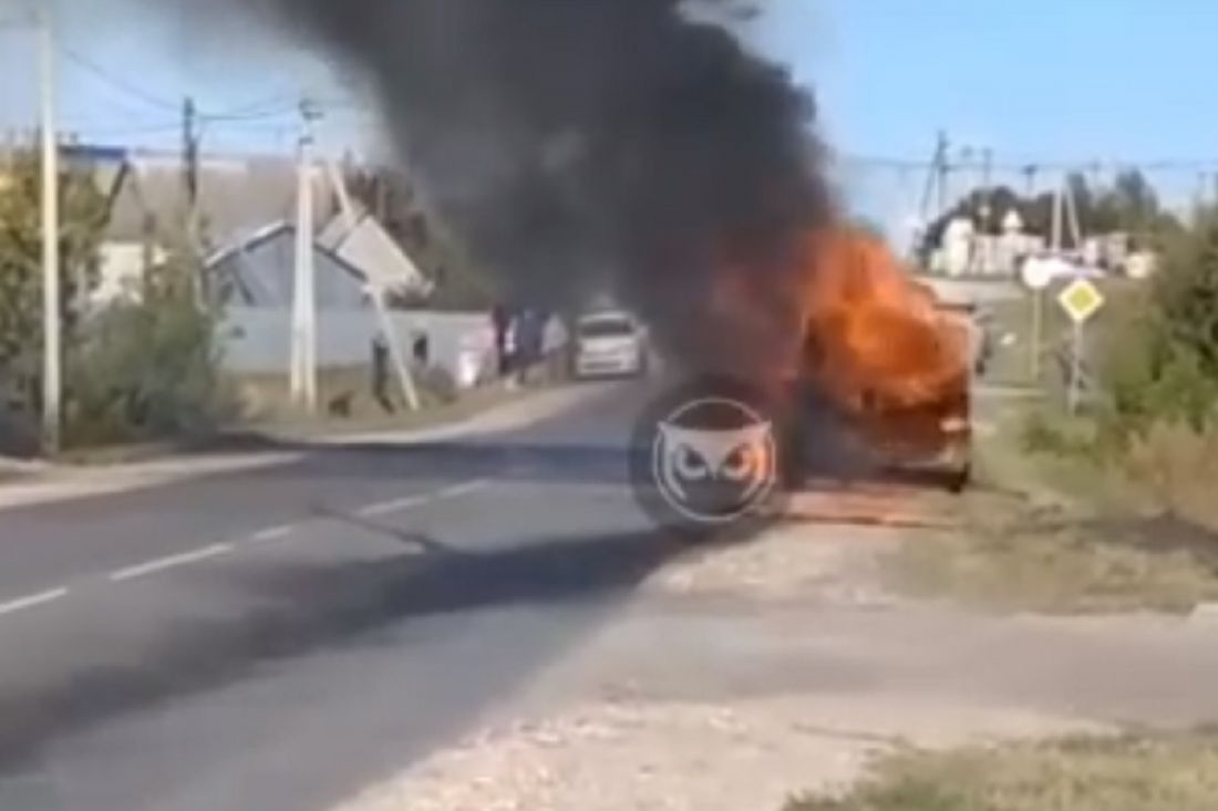 Очевидцы сняли на видео полыхающий в селе под Пензой автомобиль