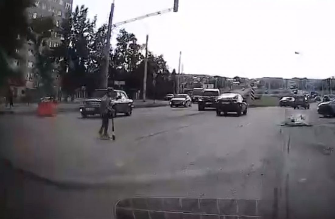 В Пензе ребенок на самокате катился по дороге наперерез едущим машинам