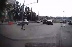 В Пензе ребенок на самокате катился по дороге наперерез едущим машинам