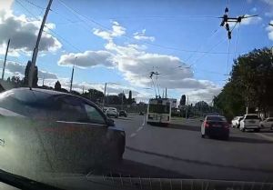 В Пензе подрезанный водитель протаранил общественный транспорт