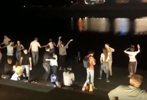 На набережной Суры жители Пензы устроили групповые танцы