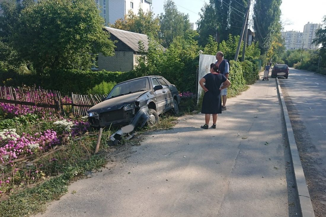 Пензенец сообщил о вылетевшей с дороги и сломавшей забор машине