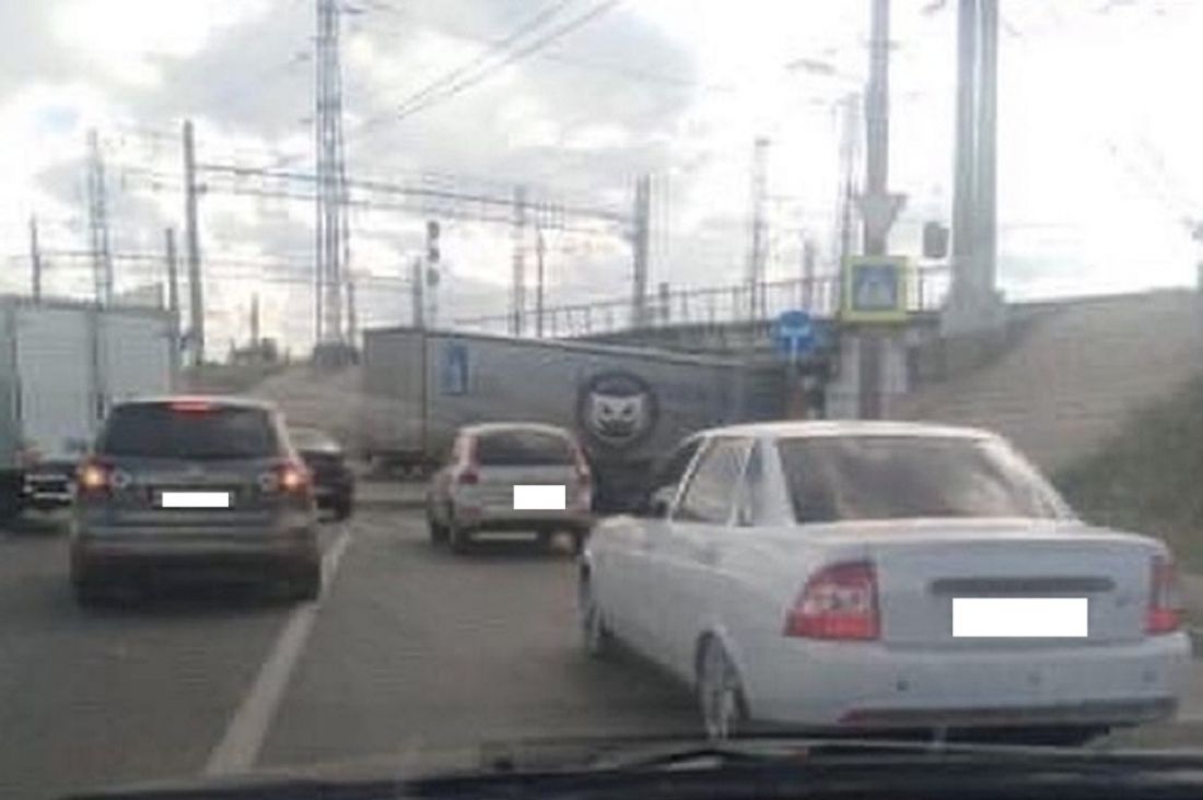 В Пензе очередная фура не смогла проехать под мостом и застряла