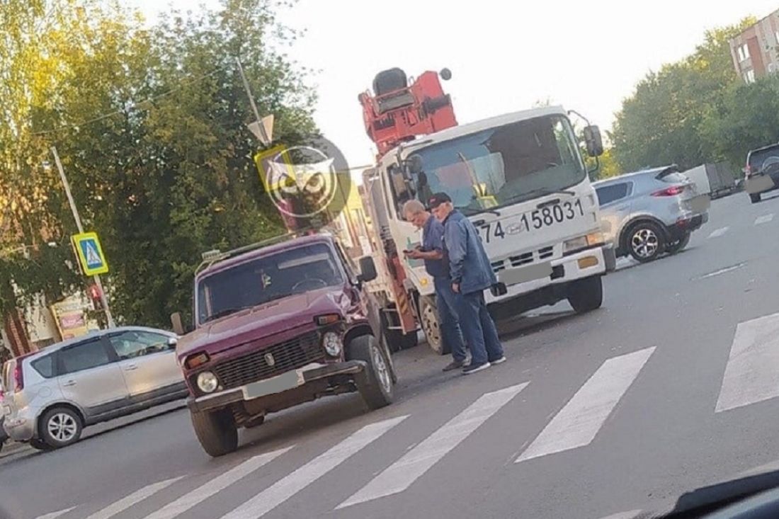На Южной поляне в Пензе «Нива» столкнулась с манипулятором