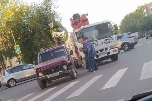 На Южной поляне в Пензе «Нива» столкнулась с манипулятором