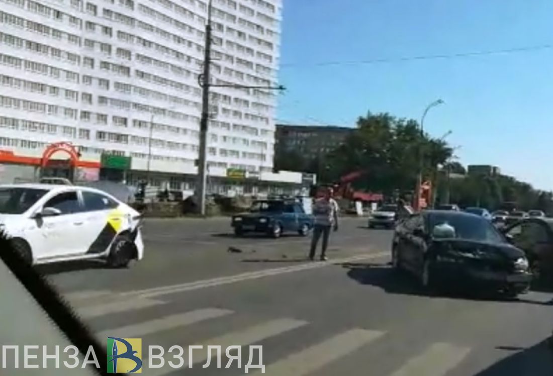 В Пензе иномарка врезалась в «Яндекс Такси». Видео с места ДТП