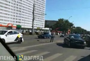 В Пензе иномарка врезалась в «Яндекс Такси». Видео с места ДТП