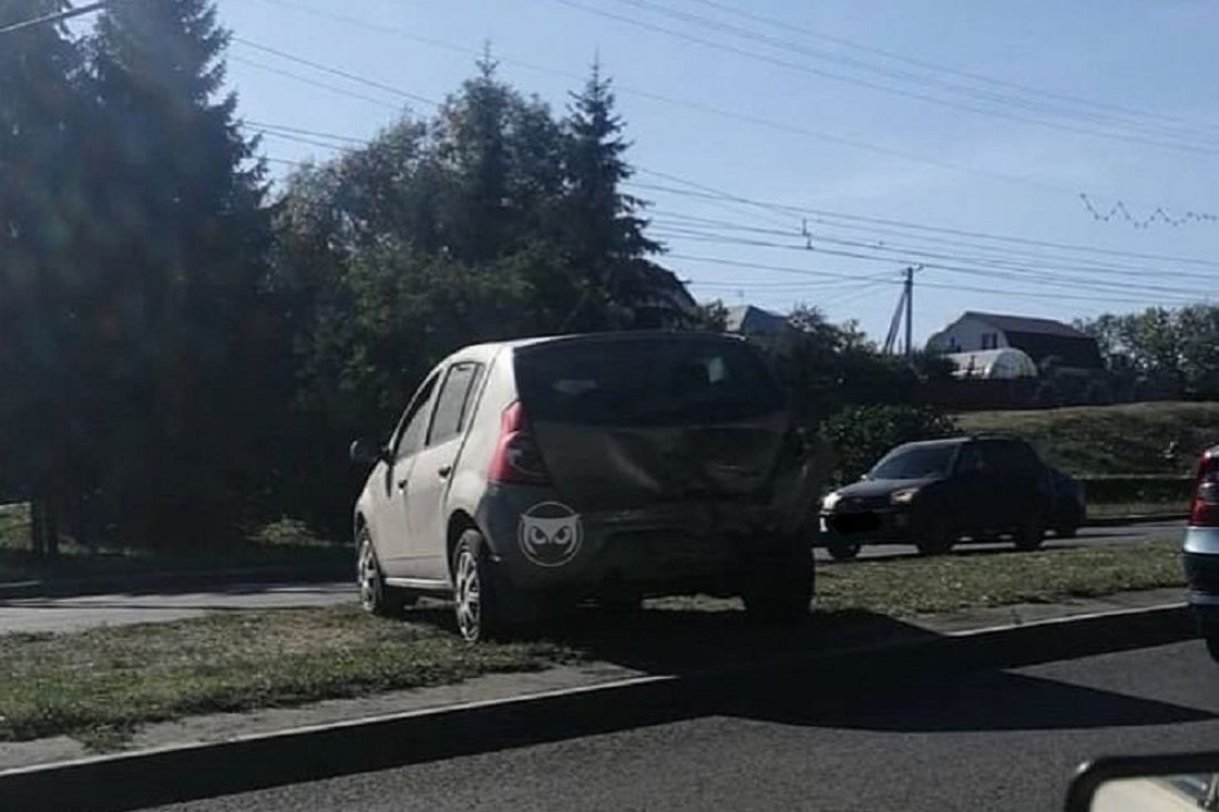 В Пензе искореженная иномарка вылетела на разделительную полосу