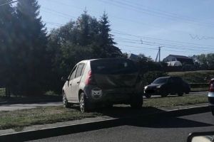 В Пензе искореженная иномарка вылетела на разделительную полосу
