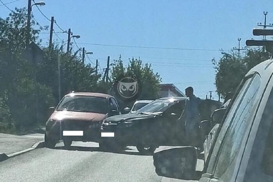 Два легковых автомобиля после аварии заблокировали дорогу в Пензе