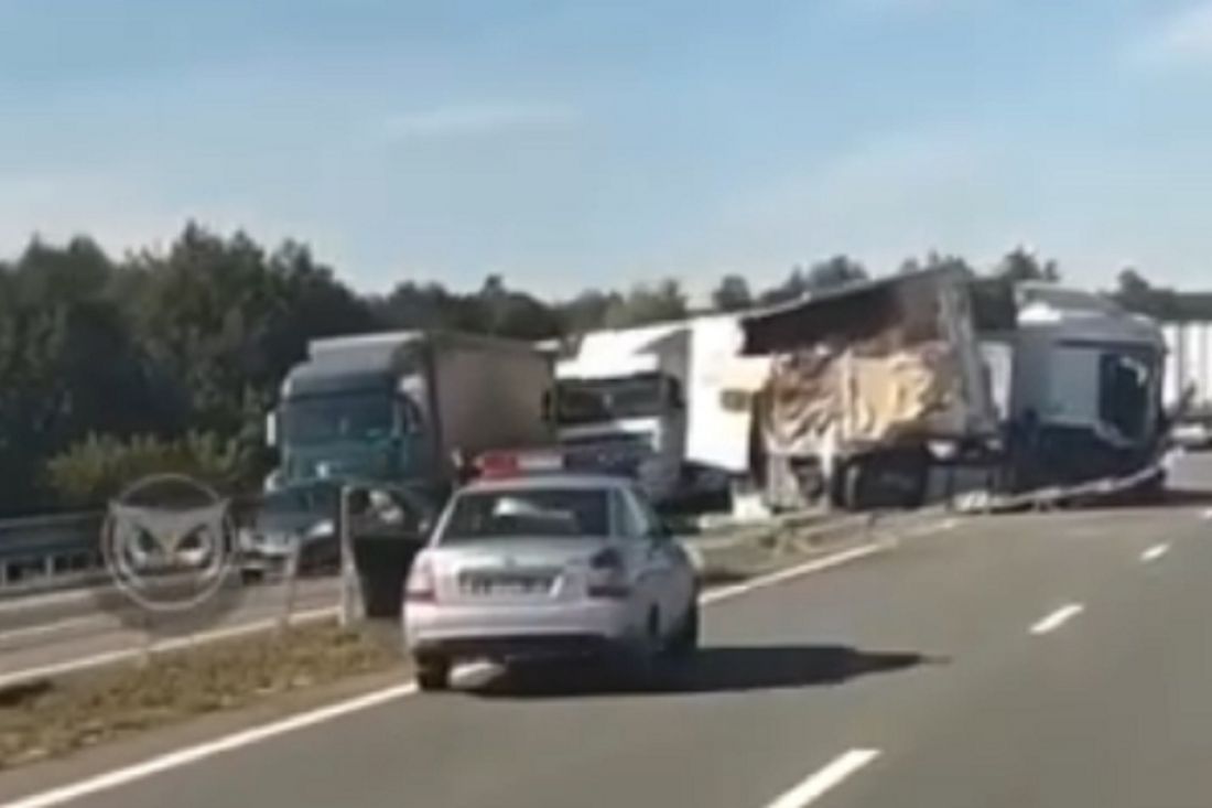 На видео попали последствия жесткого ДТП с фурами под Пензой