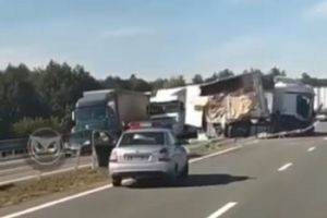 На видео попали последствия жесткого ДТП с фурами под Пензой