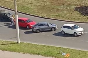 В Пензе столкнувшиеся машины затруднили движение транспорта