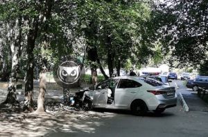 В Пензе иномарка «протаранила» дерево. Фото