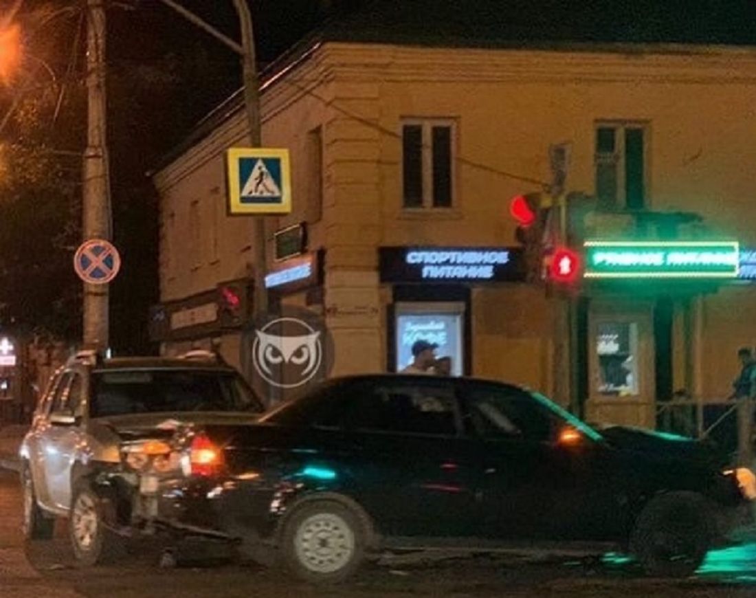 На перекрестке в центре Пензы автомобиль искорежило в ДТП