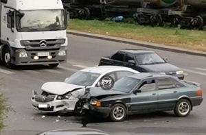 На Южной поляне в Пензе две иномарки столкнулись «носами»