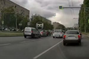 Момент тройного ДТП в пензенском микрорайоне Арбеково попал на видео