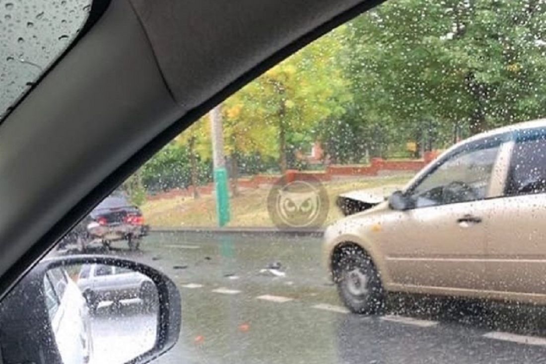 В Пензе «LADA Kalina» жестко врезалась в «пятнадцатую»