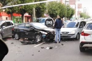 В центре Пензы в жестком ДТП раскурочило и развернуло иномарку