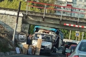 «Классика!» В Пензе еще один грузовик не прошел испытание путепроводом