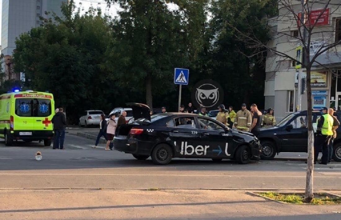 В Пензе на улице Бакунина такси попало в аварию