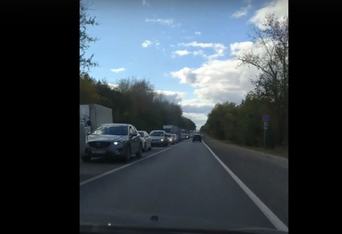 Под Пензой собралась гигантская пробка. Видео