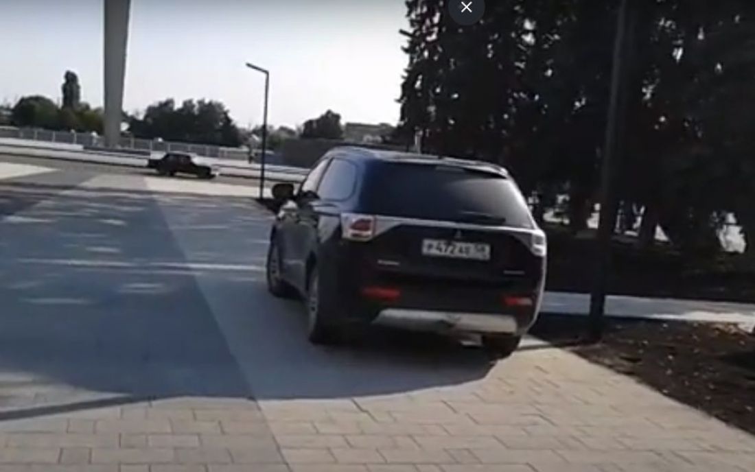 В сквере на улице Славы припарковался пензенский «автохам»