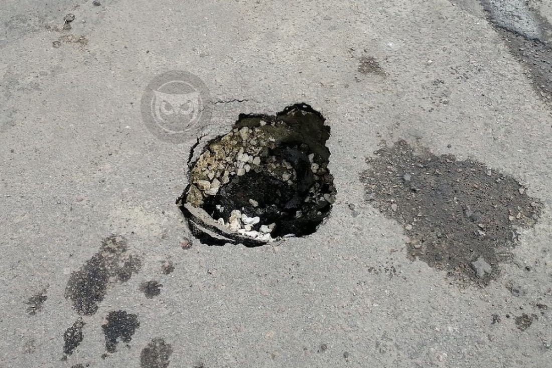 В центре Пензы возле остановки провалился асфальт