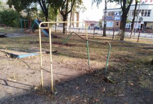 В Пензенской области пожаловались на опасный снаряд на детской площадке