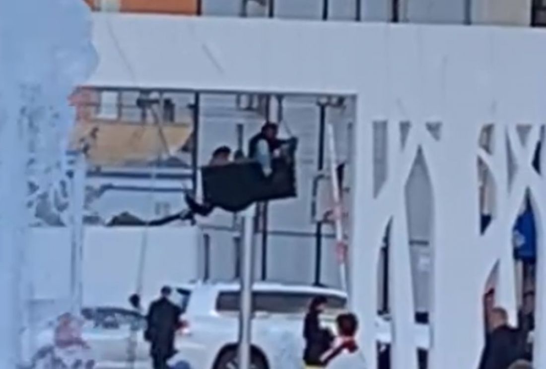 На Фонтанной площади в Пензе подростки пытались улететь с качелей «в космос»