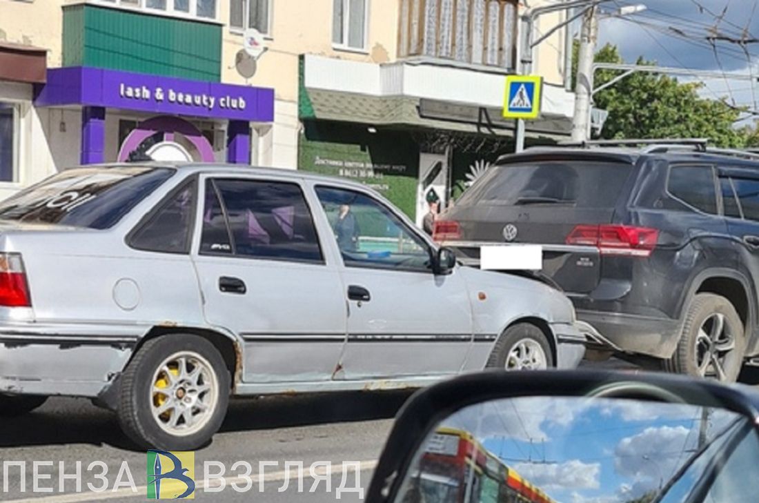 В центре Пензы иномарка врезалась во внедорожник