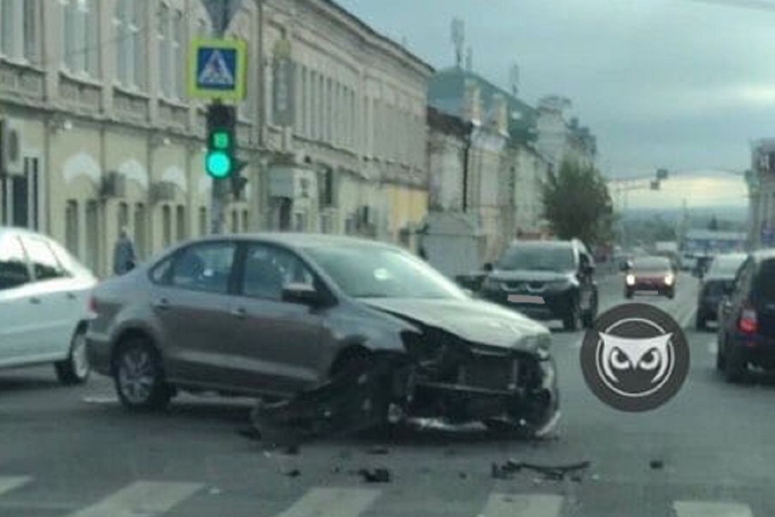 На перекрестке в центре Пензы разбились две иномарки. Видео