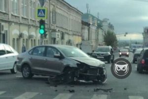 На перекрестке в центре Пензы разбились две иномарки. Видео