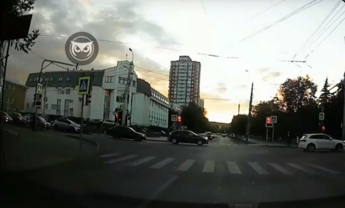 Опубликован момент ДТП с участием автомобиля и пешехода в центре Пензы