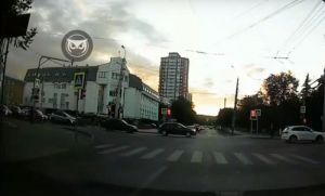 Опубликован момент ДТП с участием автомобиля и пешехода в центре Пензы